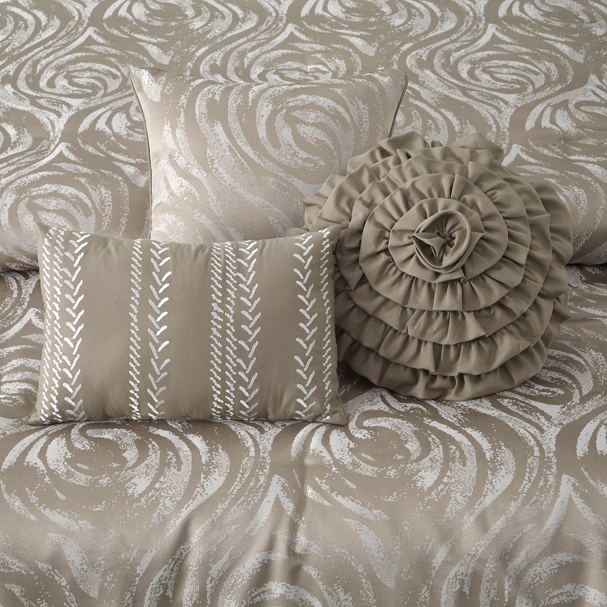 LANCO MODERN LIFESTYLE Alameda 7 Piece Comforter Set, Elegant Floral Jacquard, Ultra Soft Bed Set for All Seasons, Bed in a Bag with Comforter, Bed Skirt, Pillow Shams & Decor Pillows